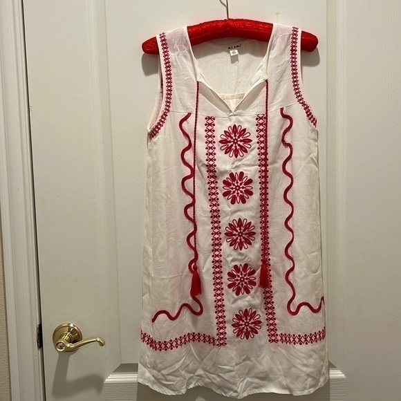 miami Dresses & Skirts - Miami White Dress With Dark Pink Embroidery  mini  Womens Size XS  Sleev…